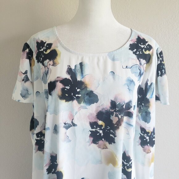 New TORRID Georgette Dolman Flutter Sleeve Top Blouse Artsy Floral Plus 3 - 3X - Picture 2 of 10